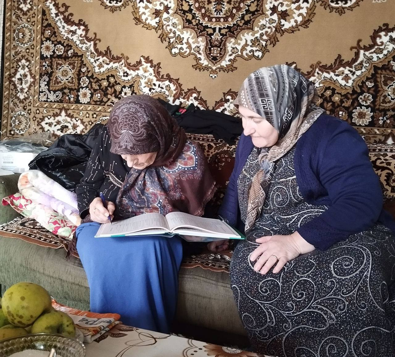 Подопечная социального работника 1 отд. СО на дому Хадисовой А. ставить отметку в дневнике, об оказании социальных услуг.